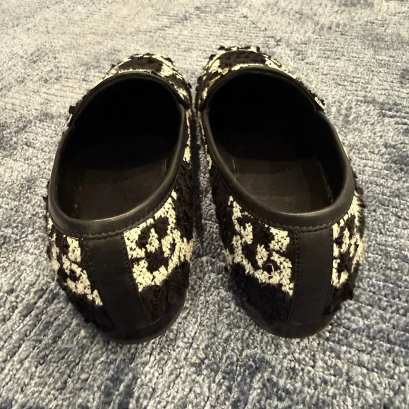 Gucci Black and White Patterned Loafers with Gold Detail - Picture 5 of 9
